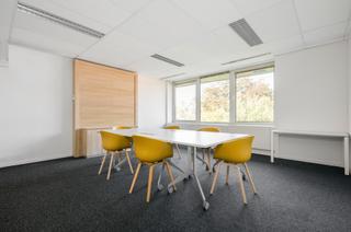 Miete Büro in Calle olof palme 28. Encuentre un espacio de oficinas en las canteras para 4 personas
