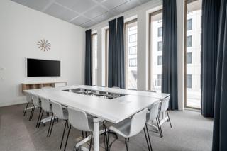 Rent Office space in Paseo de la castellana 93. Acceso diario las 24 horas a una oficina de espacio abierto para