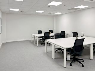 Rent Office space in Calle las barcas 2. Oficina privada en alquiler para 5 personas en regus plaza del a