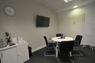 Miete B�ro en Camino fuente de la mora 9. Oficina privada en alquiler para 4 personas en regus manoteras