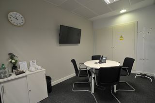 Alquiler Oficina en Camino fuente de la mora 9. Oficina privada en alquiler para 4 personas en regus manoteras