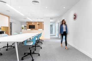 Affitto Ufficio in Calle berna 1. Membresía de coworking en regus avenida europa  city