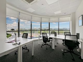 Affitto Ufficio in Calle isabel colbrand 6. Oficina privada en alquiler para 5 personas en regus madrid, las