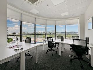 Miete Büro in Calle isabel colbrand 6. Oficina privada en alquiler para 5 personas en regus madrid, las