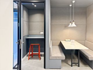 Alquiler Oficina en Calle al mutamid 6. Suscripciones de coworking flexibles en regus sevilla, camas
