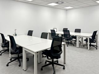 Alquiler Oficina en Calle al mutamid 6. Oficina privada en alquiler para 5 personas en regus sevilla, ca