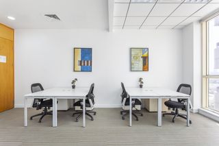 Miete Büro in Av de la hispanidad 6. Oficina privada en alquiler para 3 personas en regus madrid, bar