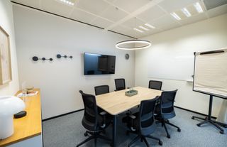 Location Bureau à Av de la hispanidad 6. Oficina privada en alquiler para 4 personas en regus madrid, bar