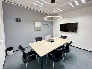 Location Bureau à Av de la hispanidad 6. Oficina privada en alquiler para 10 personas en regus madrid, ba