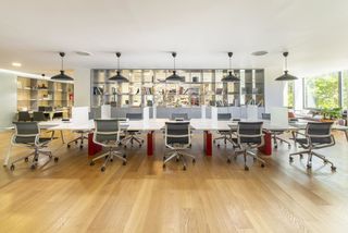 Miete Büro in Street alfonso xii 62. Únete a un ambiente de coworking colaborativo en spaces madrid,
