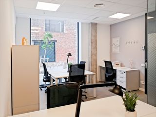Miete Büro in Passatge mas de roda 6. Oficina privada en alquiler para 4 personas en spaces barcelona,