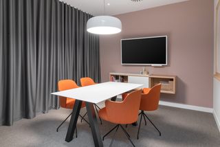 Affitto Ufficio in Vía de los poblados 1. Oficina privada en alquiler para 5 personas en spaces spaces cam
