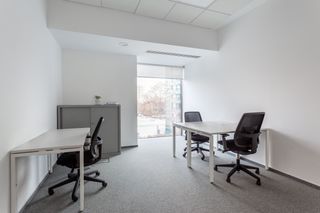 Miete Büro in Calle santa leonor 65. Oficina privada en alquiler para 3 personas en spaces avalon