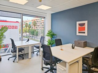 Miete Büro in Pg. de la zona franca 105. Oficina privada en alquiler para 4 personas en spaces barcelona,