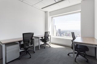 Miete Büro in Plaça de la pau 3. Alquila un gran espacio de oficina para 50 personas en regus wtc
