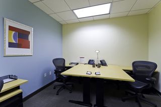 Location Bureau à Calle balbino marrón 6. Oficina privada en alquiler para 3 personas en regus sevilla, vi