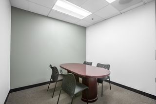 Miete Büro in Calle balbino marrón 6. Oficina privada en alquiler para 4 personas en regus sevilla, vi