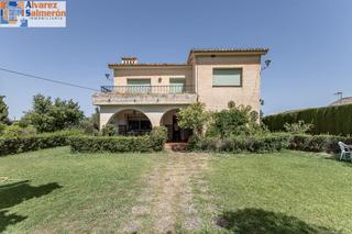 Casa  Avenida emilio muñoz. Casa con terreno en dílar