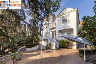 Casa  Avenida olivos ur.monteluz. Preciosa casa en peligros