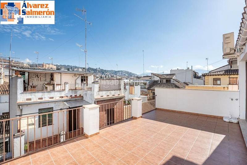 Foto 138e6ac3-73cb-42a7-8dd5-ca43c23782c6. Ático  dúplex premium en el corazón : lujo, espacio y vistas de ensueño. en Granada