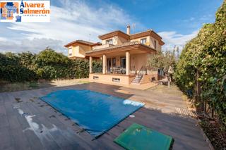 Chalet  Calle paseo de los tilos. Estupenda vivienda en urb. los chopos de las gabias
