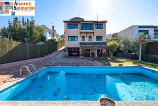 Xalet a Barrio de la Vega. Gran casa con piscina en colinas bermejas, monachil