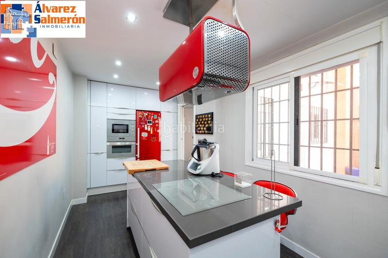 Foto 05ed7f4e-0de7-49f6-b400-f4014b9f43fd. Casa a schiera con camino riscaldamento parcheggio piscina in Granada