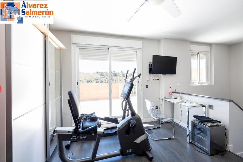 Foto f3cab3c5-3bae-4a42-b68d-d14e6125fb26. Casa a schiera con camino riscaldamento parcheggio piscina in Granada