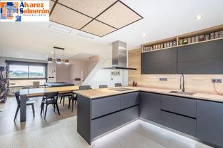 Casa adossada  Avenida los claveles. impresionante casa con calidades top y completa de extras en ma