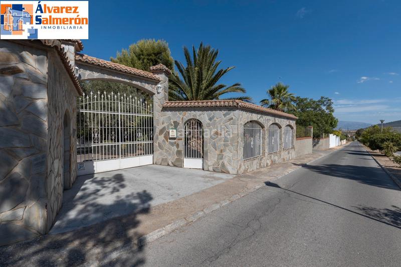 Foto f94e2c1c-df1b-4037-85b7-8fbc3d2c1bcb. Casa amb xemeneia calefacció aparcament piscina a Atarfe