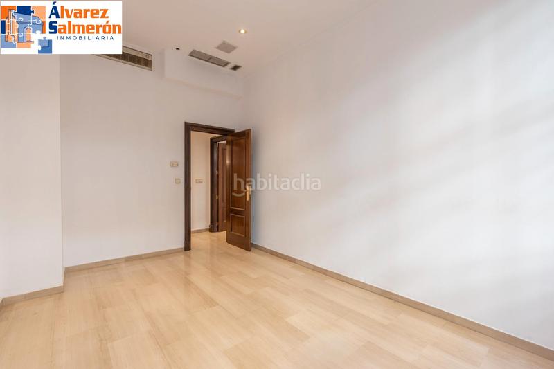 Foto 5211db41-81a2-4014-b5d1-fb4b520dbe39. Oficina espacio exclusivo en pleno centro - ganivet en Granada