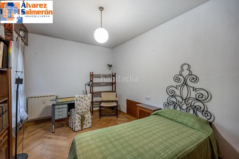 Foto 4d38b4ba-9975-414a-906d-80cbb6ae79e9. Piso  en avda. constitución en Plaza de Toros Granada