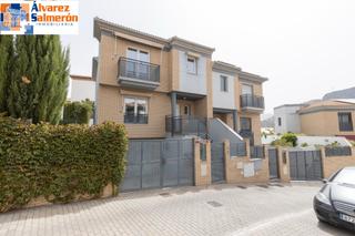 Casa aparellada  Calle mengibar. Vivienda unifamiliar con patio, jardín y todas las comodidades