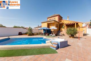 Chalet  Calle francisco fernández santos. Chalet exclusivo con piscina y jardín en urbanización pretel en