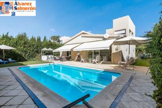 Chalet  Calle santa isabel. Chalet con parcela y piscina en urbanización los chopos.
