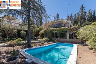 Chalet  Calle goya. Casa con terreno y piscina  en la zubia