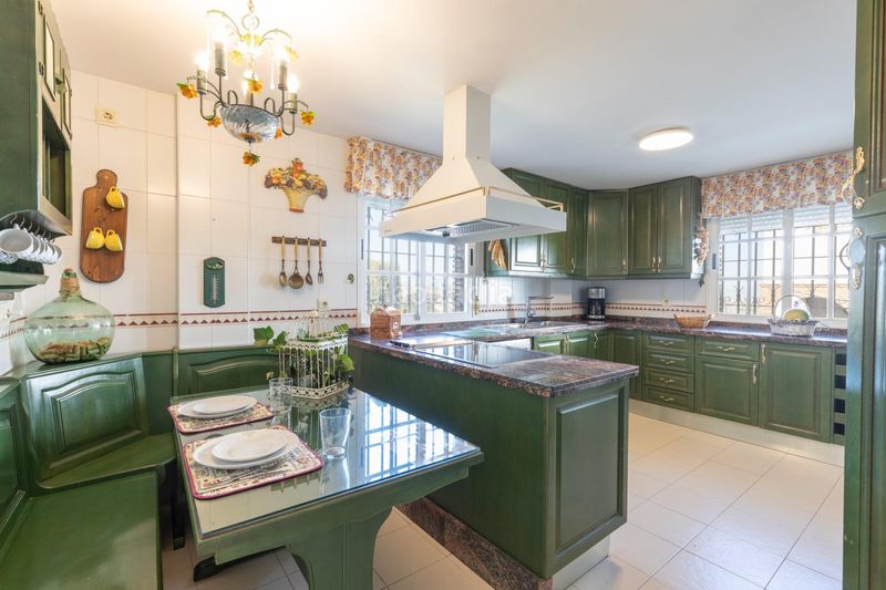 Foto 8c7a7e6f-81fb-436a-afdd-20e70d014722. Xalet amb calefacció aparcament piscina a La Zubia Ciudad Zubia (La)