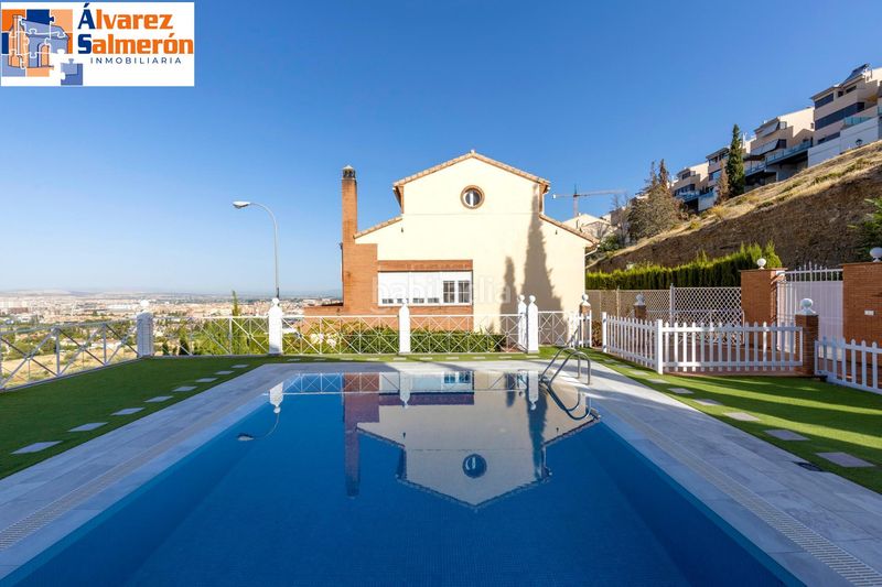 Foto 0034d3fd-2501-4b2d-ab2c-b8fc70966f1c. Casa adossada amb calefacció aparcament piscina a Granada