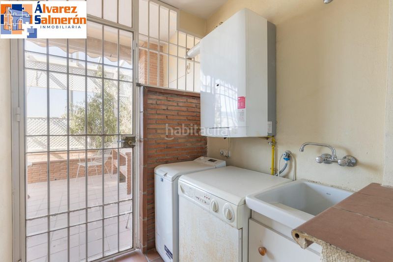Foto 16325aea-7f3d-4aa8-bfe4-cc76d198083a. Casa adossada amb calefacció aparcament piscina a Granada