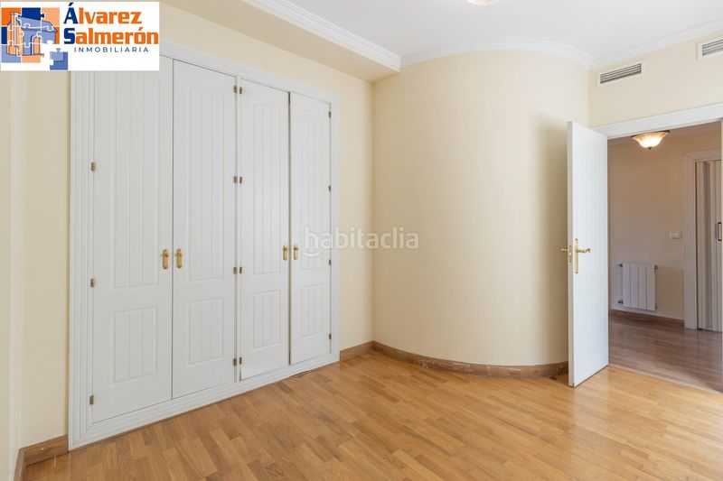 Foto b848ea8a-a00d-4e61-ada0-fde7628d9bcd. Casa adossada amb calefacció aparcament piscina a Granada
