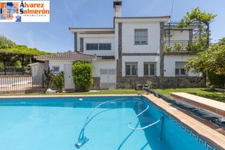 Chalet  Calle calle borgoña. Vivienda exclusiva en urbanización viñas del rey  otura