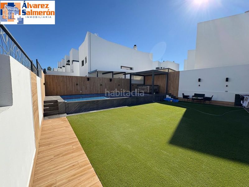 Foto 40123a9c-4b6c-4c96-bcad-6681695fe116. Casa adossada amb aparcament piscina a Albolote