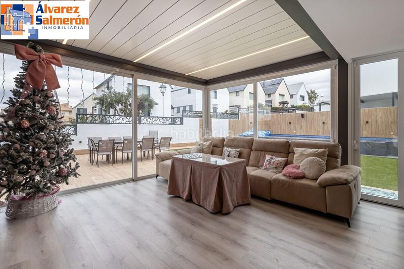 Foto 89aaf2fa-7f45-478f-99ad-247015cac87b. Casa adossada amb aparcament piscina a Albolote