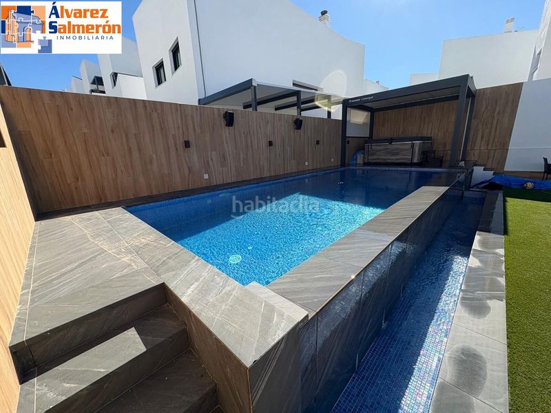 Foto c49f7f4d-3dcd-434d-ba3c-e507c2c70a82. Casa adossada amb aparcament piscina a Albolote