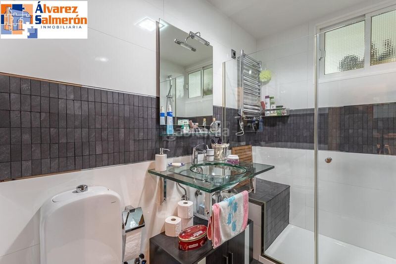 Foto 35b6683b-2814-4418-8d7b-9c776d6a09aa. Casa amb aparcament a Bola de Oro Granada