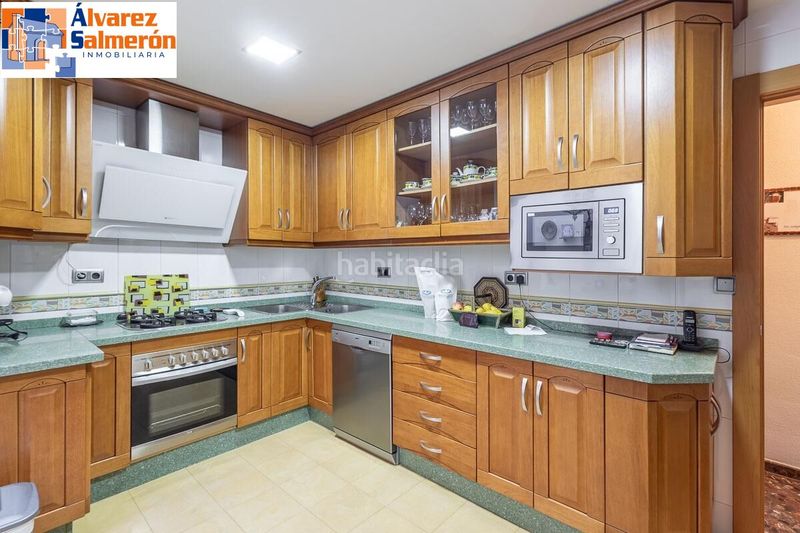 Foto 5328c476-797c-438b-ab50-0a943aff31d0. Casa amb aparcament a Bola de Oro Granada