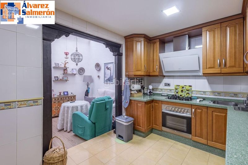 Foto c45d3d68-d3b4-4f32-bed3-d88c8cdf13ef. Casa amb aparcament a Bola de Oro Granada