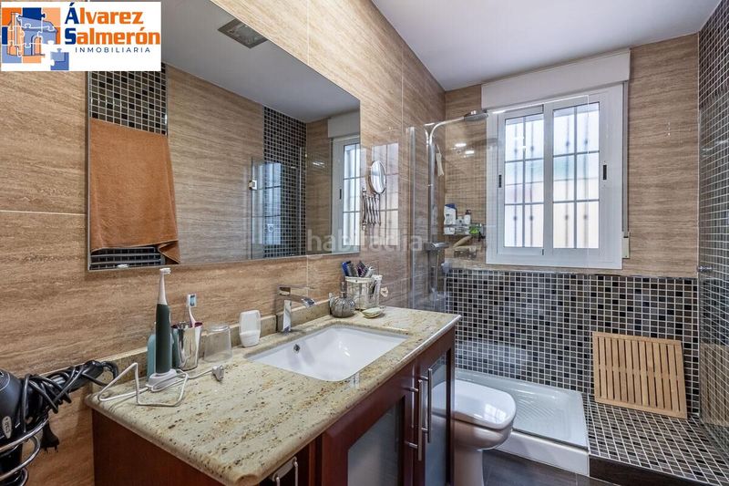 Foto feb0bd9e-102c-444b-9dc8-a347a2d349e6. Casa amb aparcament a Bola de Oro Granada