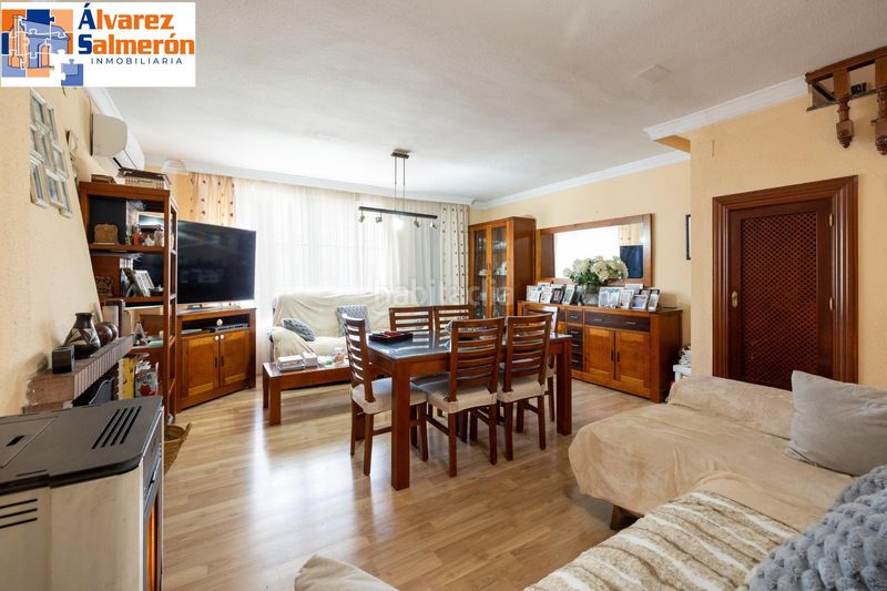 Foto e48afdef-5b0d-4bda-abfa-ad585ea373fd. Casa aparellada amb piscina a Peligros