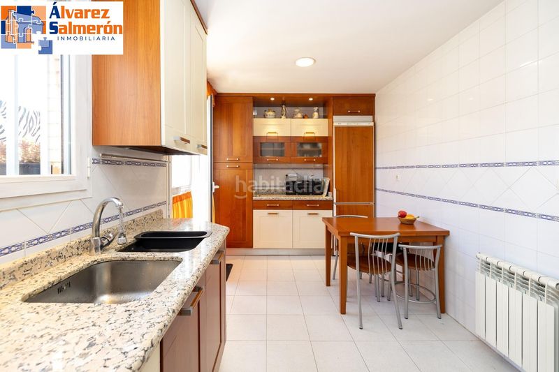 Foto e258683d-d689-42c3-83fa-af209645994d. Casa adossada amb calefacció aparcament a San Ildefonso Granada